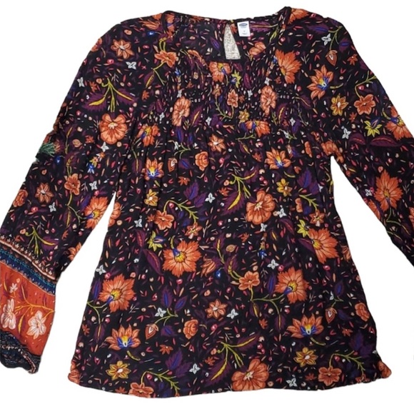 Old Navy medium long sleeved beautiful blouse. Has a keyhole opening in the back - Picture 3 of 10